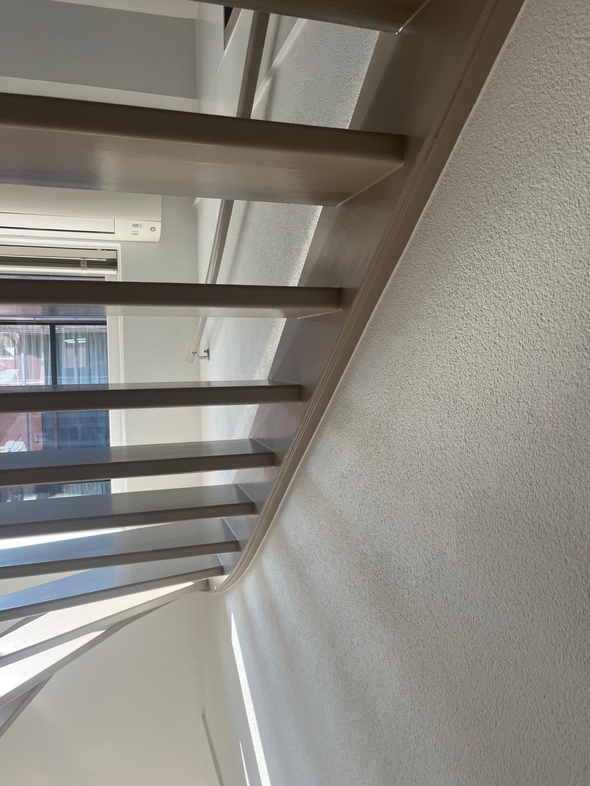 Spuitwerk interieur lichtgrijs