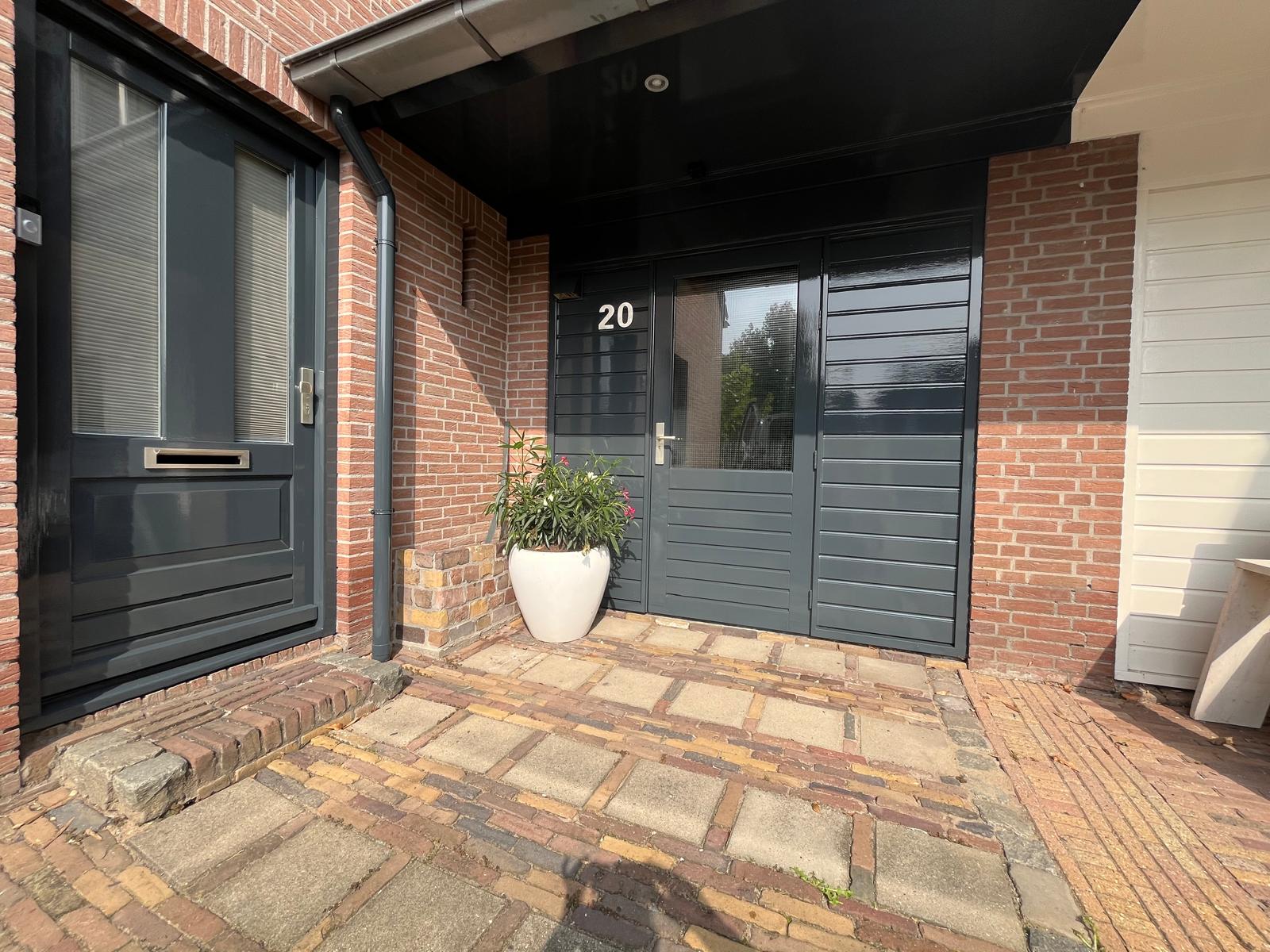 Voordeur en garagepoort antraciet